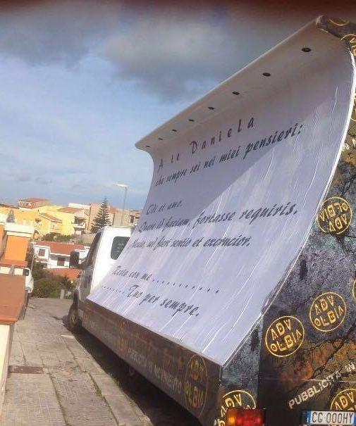 Il camion vela con il manifesto d'amore per Daniela Ruiu