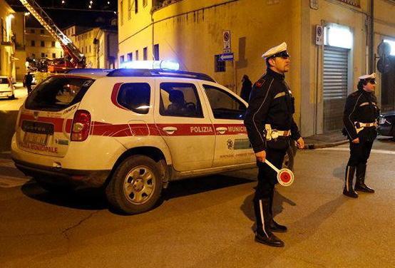 Sbanda e finisce su un’auto parcheggiata 