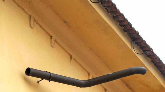 Rubate grondaie di rame in una casa a Cevoli di Lari