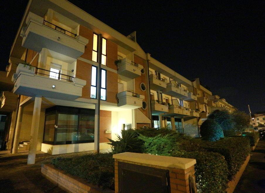 Minacciato e rapinato in casa si picchia con tre banditi 