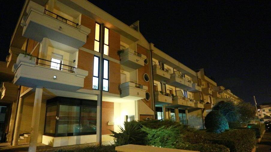 Minacciato e rapinato in casa si picchia con tre banditi