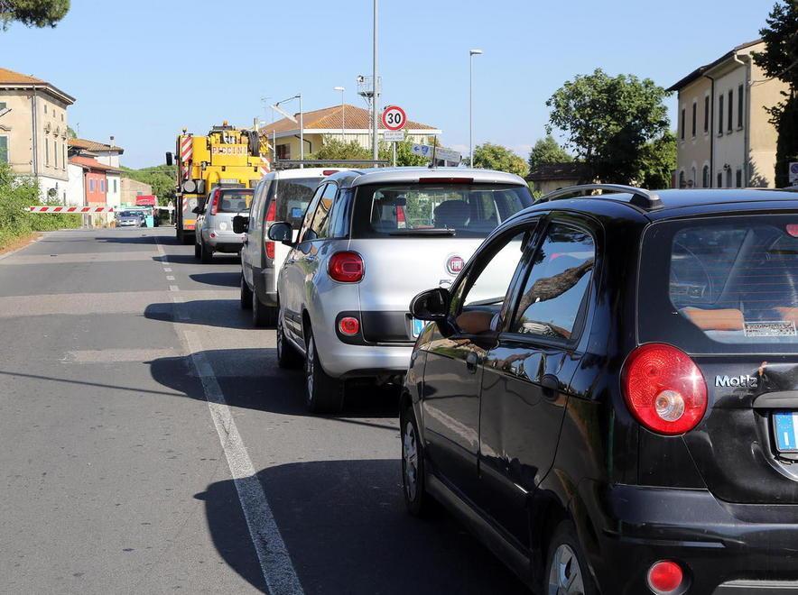 Sbarre divelte a Brusciana, arriva il photored 