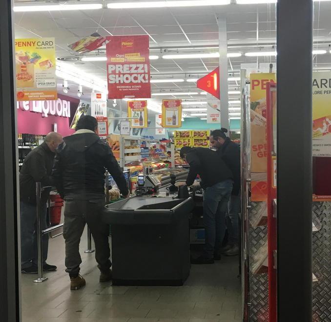 Rapinatore armato di pistola in azione al Penny Market