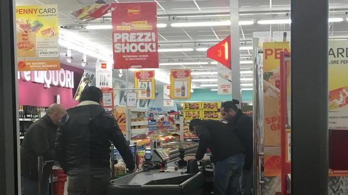 Rapinatore armato di pistola in azione al Penny Market