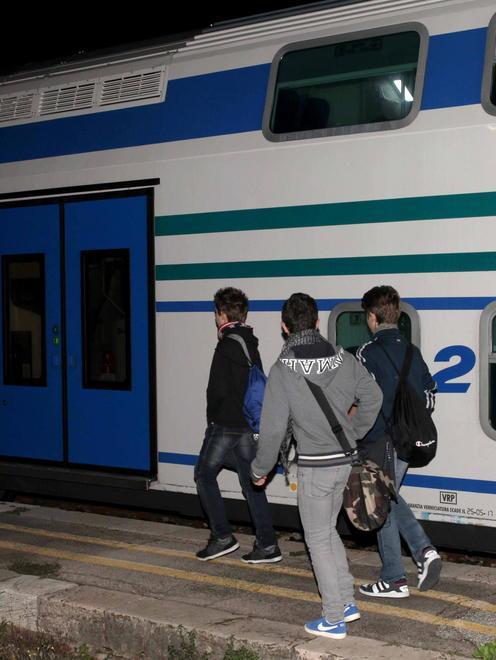 Pendolari lasciati a piedi dal treno 