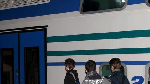 Pendolari lasciati a piedi dal treno