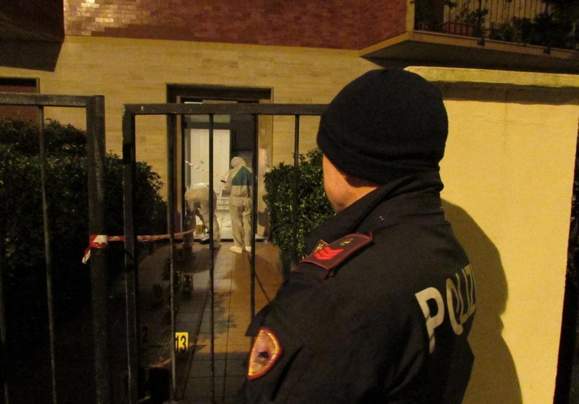 Omicidio in via Roma: la scientifica al lavoro all'ingresso del palazzo (Repetti Pentafoto)