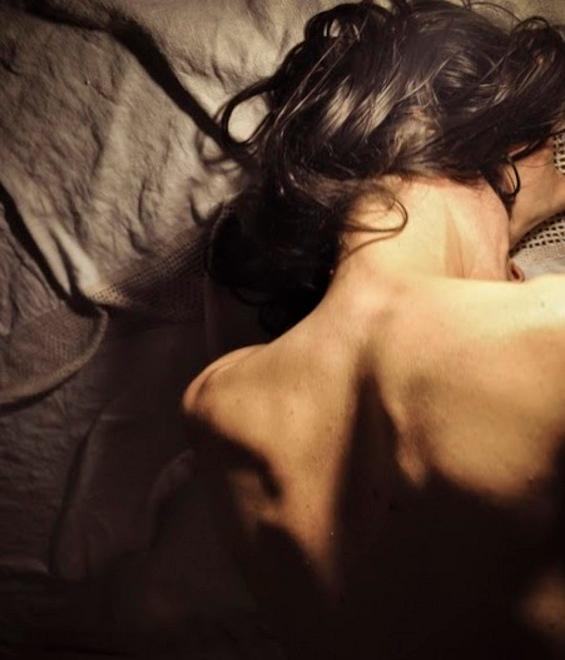 Scontro di corpo, spazio e suono nello spettacolo di Elisa Mucchi