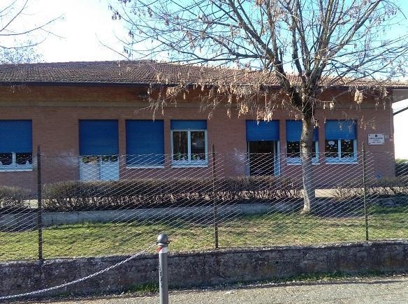 Bimbo si accascia sul banco per un malore 