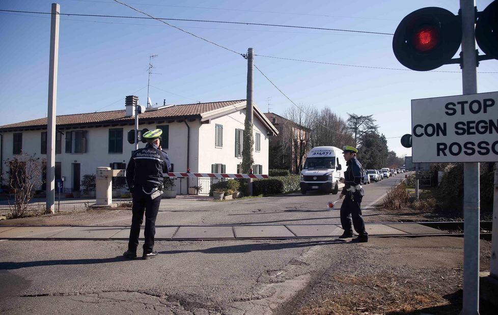Passa il treno e la sbarra resta su 