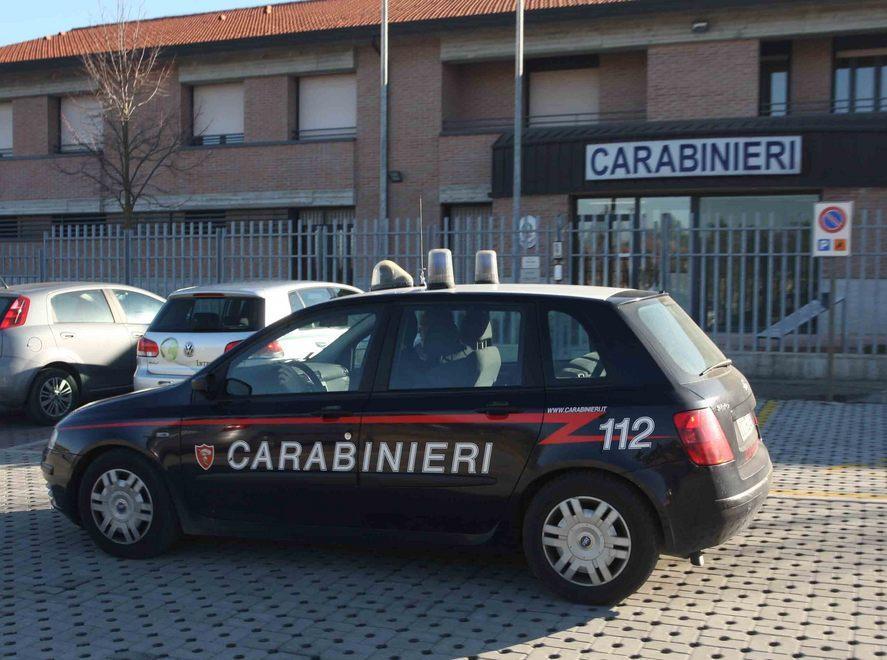 Ruba all’isola ecologica con il figlio 16enne 