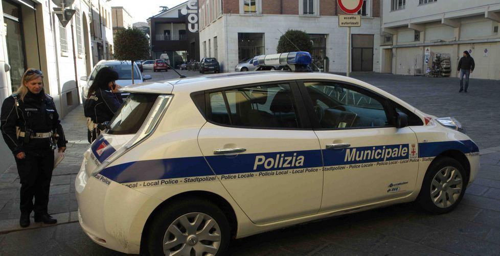 Raffica di multe in piazza Scapinelli 