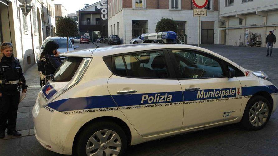 Raffica di multe in piazza Scapinelli