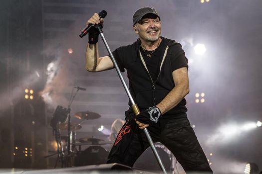 Buon compleanno Kom: Vasco Rossi fa 64, sommerso di auguri sul web e lui ringrazia