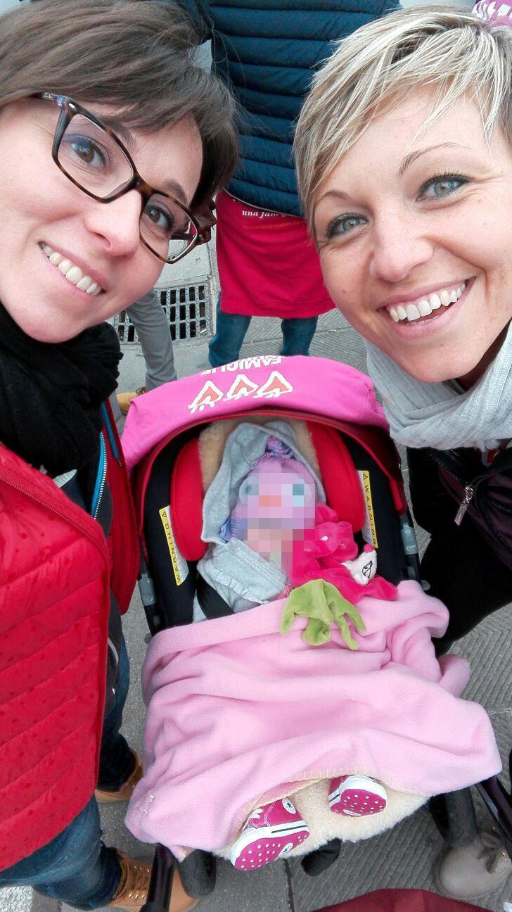 Chiara Centenari e Arianna Raneri in un “selfie” con la piccola Livia