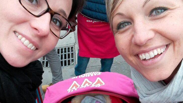 Chiara Centenari e Arianna Raneri in un “selfie” con la piccola Livia