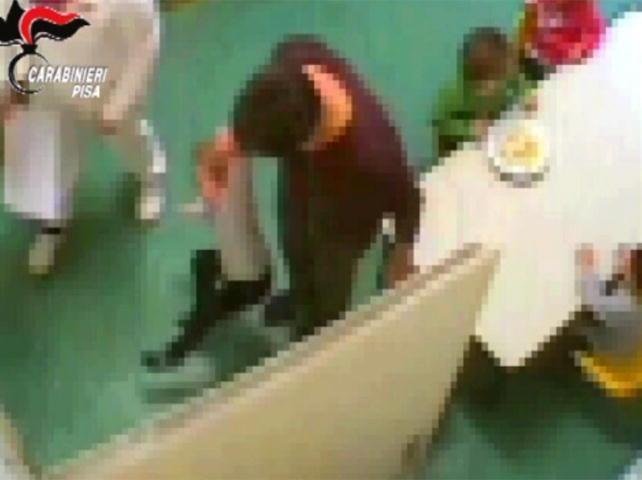 Una delle immagini del video che mostra i maltrattamenti ai bambini del nido