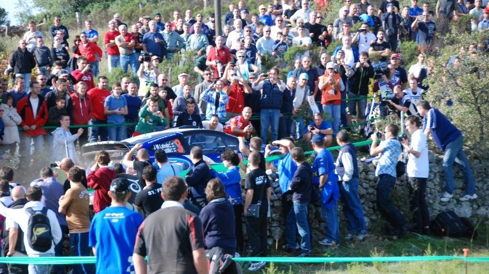 Un'immagine del rally 2012: il passaggio di Latvala nelle qualifiche di Telti
