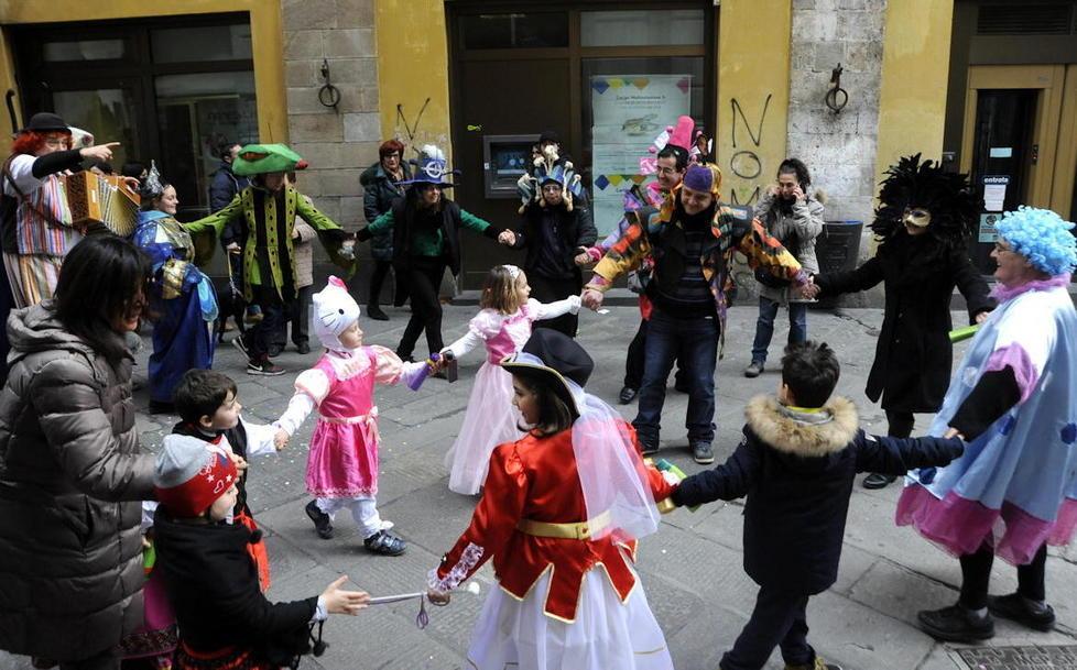 I pittoreschi costumi della “Cerratelli” colorano il centro 