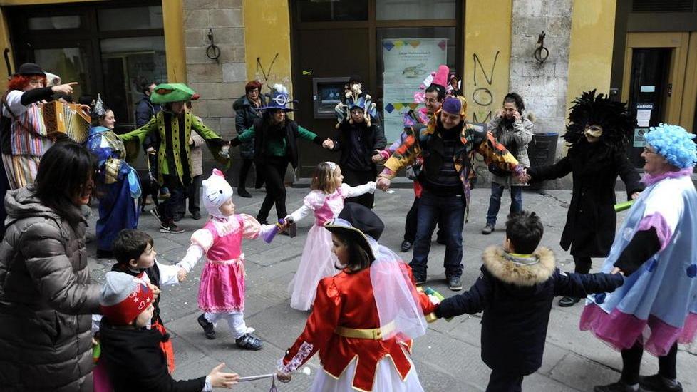 I pittoreschi costumi della “Cerratelli” colorano il centro