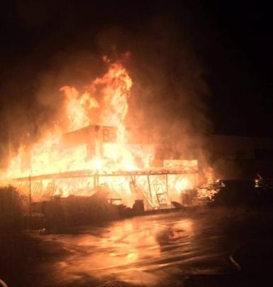 Fiamme fino all’alba Distrutto dal fuoco il Bazar Antiqua 