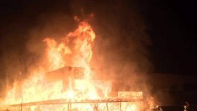 Fiamme fino all’alba Distrutto dal fuoco il Bazar Antiqua