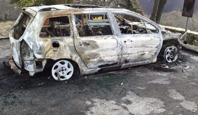 Automobile va a fuoco Giallo a Vico Pancellorum 