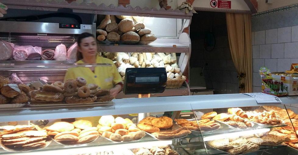 Scazzottata nel panificio fornaio ferito, viaggio nella strada dell'integrazione 