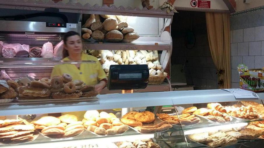 Scazzottata nel panificio fornaio ferito, viaggio nella strada dell'integrazione
