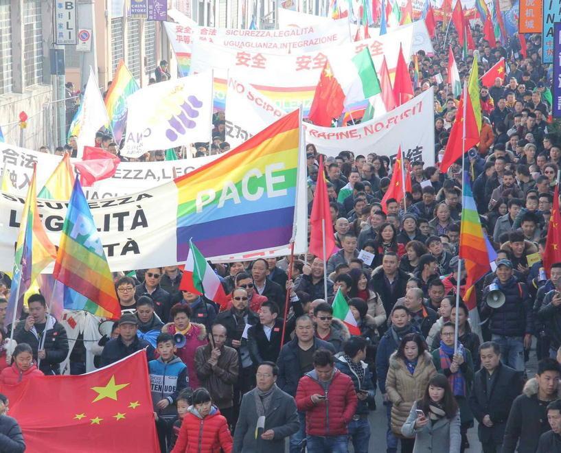 I cinesi manifestano contro gli scippi 
