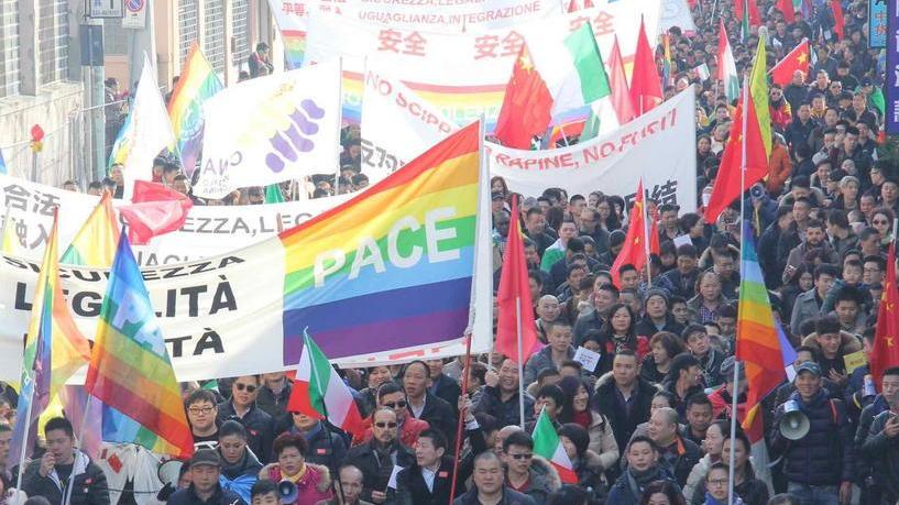 I cinesi manifestano contro gli scippi