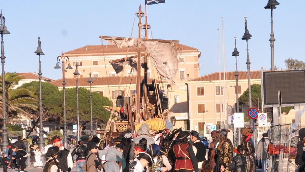 Anche un galeone tra i carri in sfilata