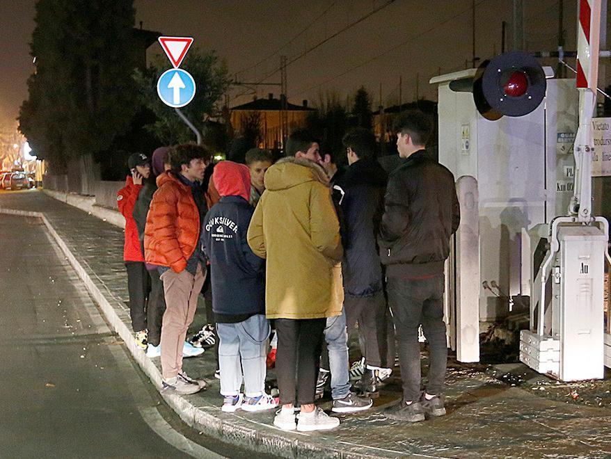 Passa i binari con le cuffiette: travolto 