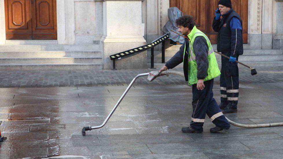 Pulitrice perde olio in piazza