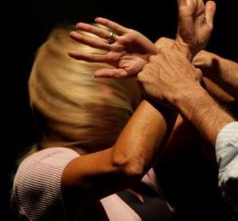 Botte alla mamma, 16enne agli arresti 