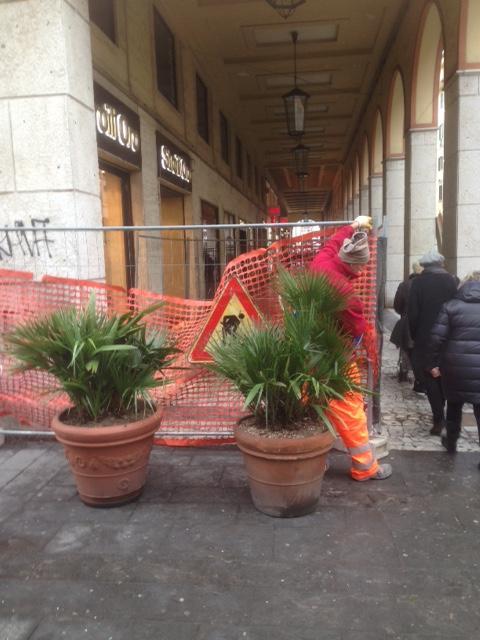 Il cantiere sotto i portici di via Grande (Salvini/Pentafoto)