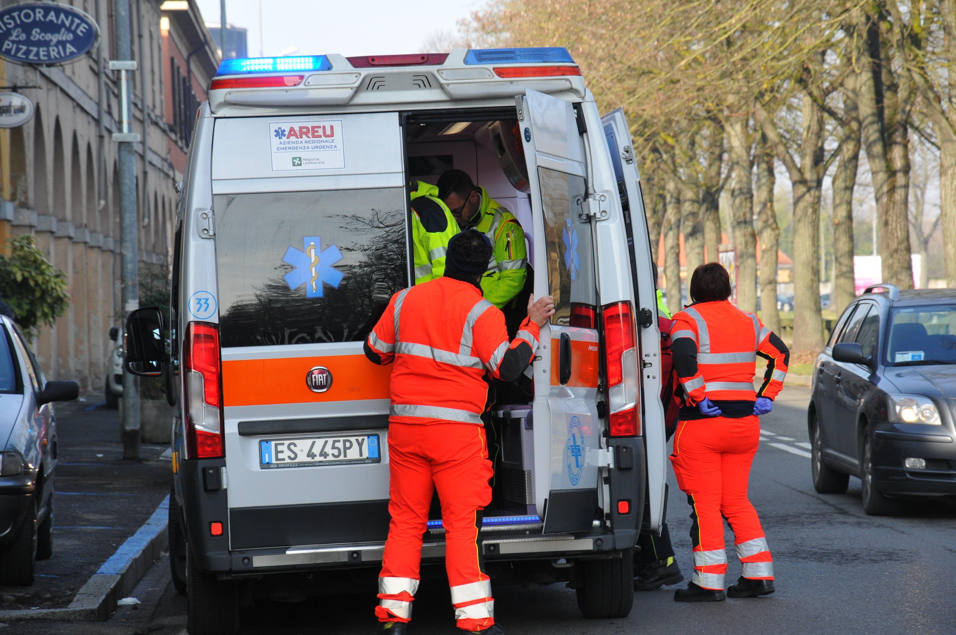 Il ragazzino di 17 anni che attraversava con le cuffie è stato soccorso dal 118