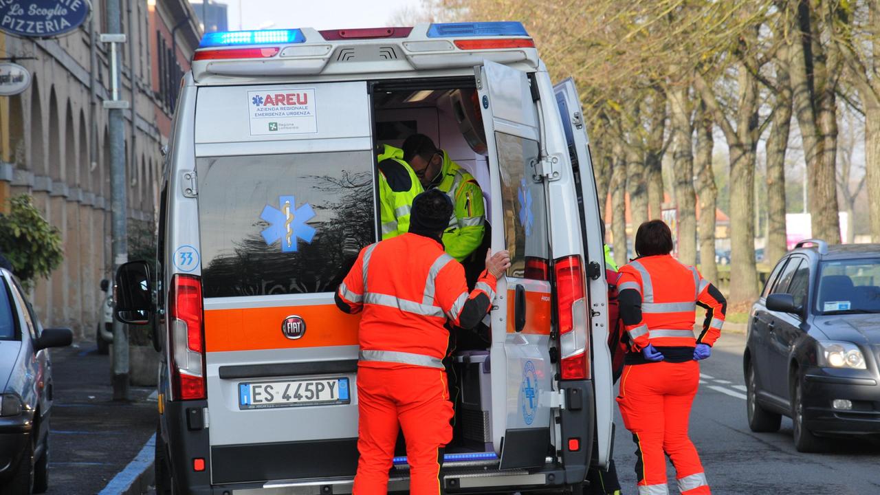 Il ragazzino di 17 anni che attraversava con le cuffie è stato soccorso dal 118