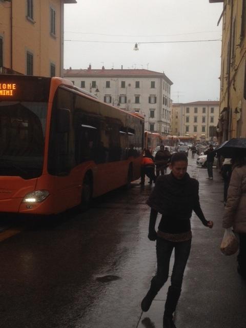 La fila dei bus su via Garibaldi