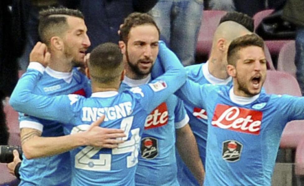 Il Napoli riscrive la storia e il Carpi deve inchinarsi 