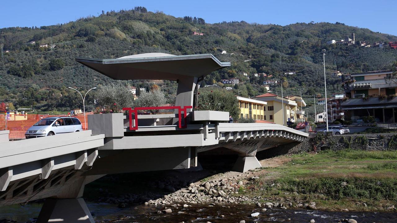 Un'immagine del Ponte Europa a Pescia (Foto Nucci)