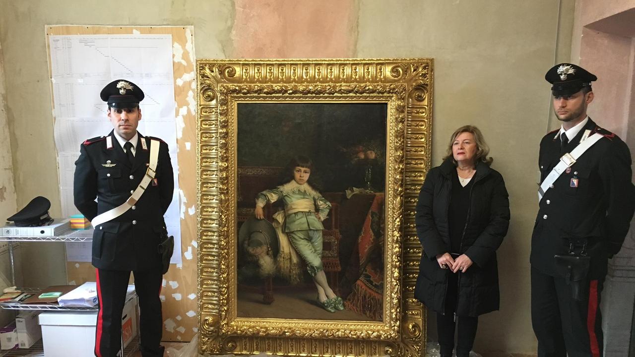 Il quadro con i carabinieri e l'erede Marina Lodola