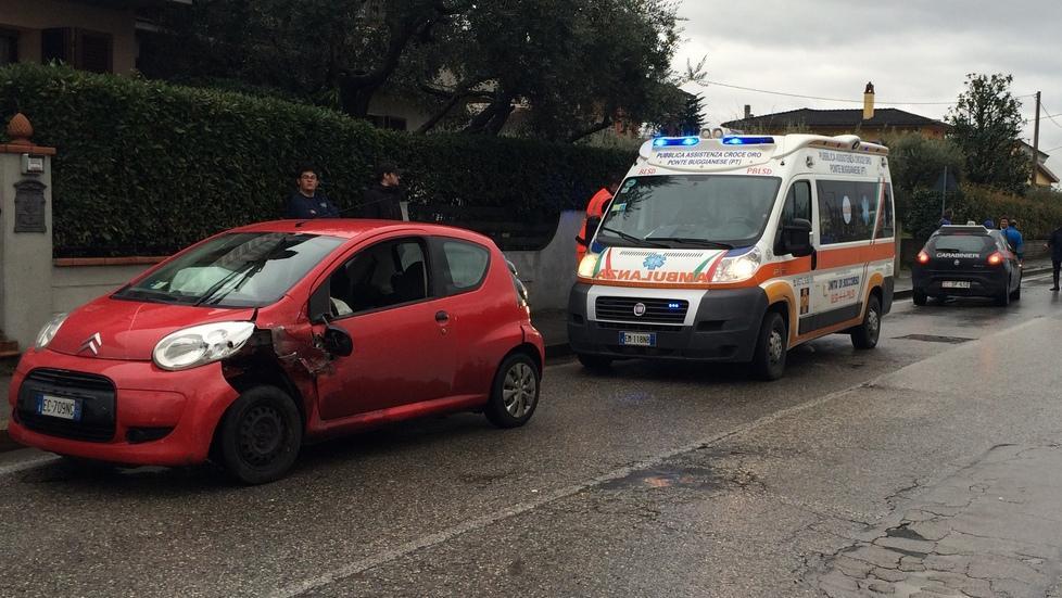 Auto contro camion: un ferito 