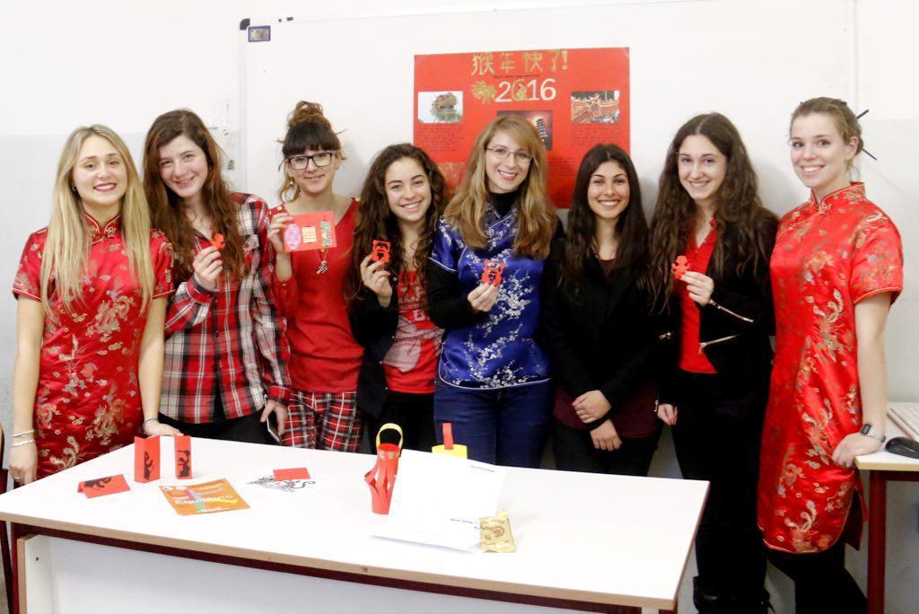 Un gruppo di studentesse protagonisti della festa (fotoservizio Marzi/Pentafoto)