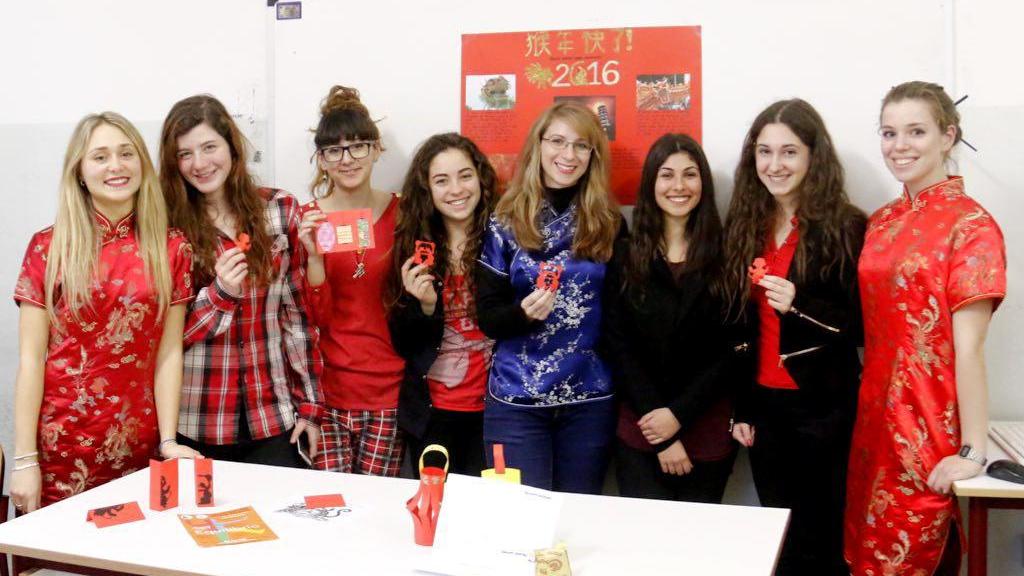 Un gruppo di studentesse protagonisti della festa (fotoservizio Marzi/Pentafoto)