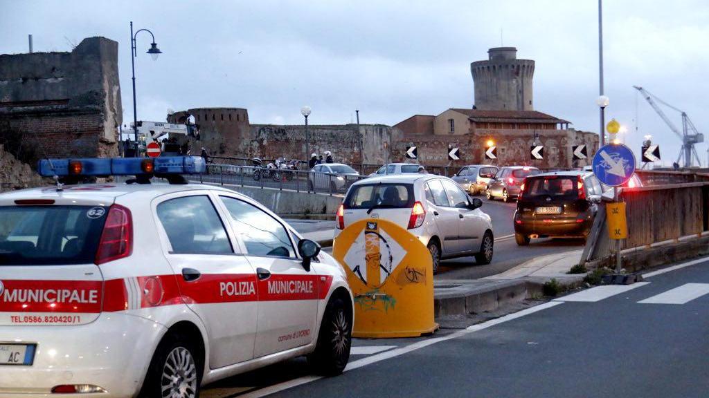La gru bloccata su ponte Santa Trinita (Marzi/Pentafoto)