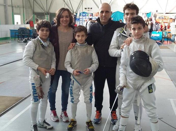 La squadra Under 14 della Scherma Agliana, campione d'Italia,  con i tecnici