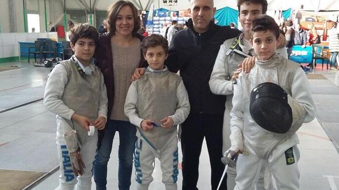 La squadra Under 14 della Scherma Agliana, campione d'Italia, con i tecnici