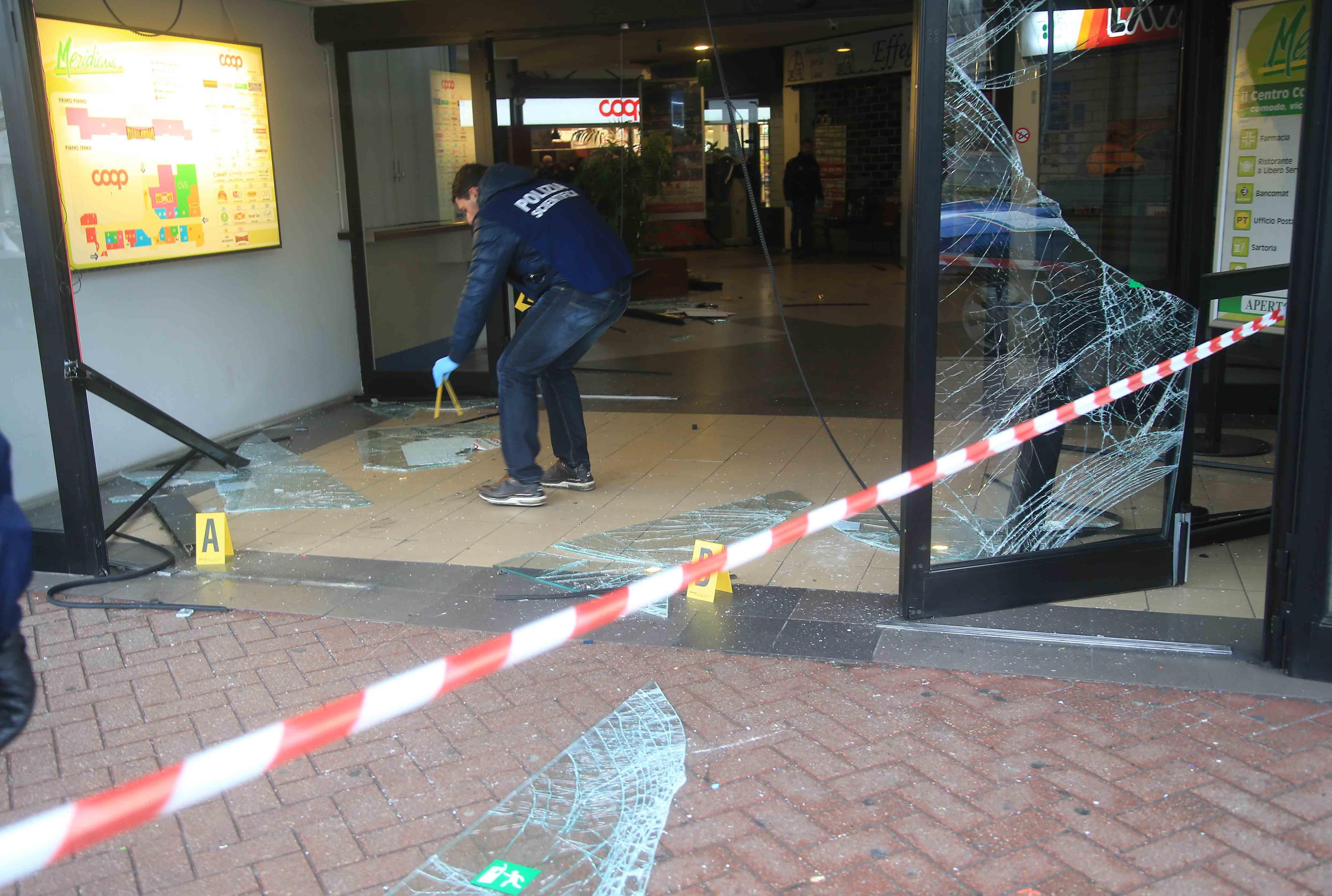 I ladri devastano il Meridiana per vuotare il bancomat 