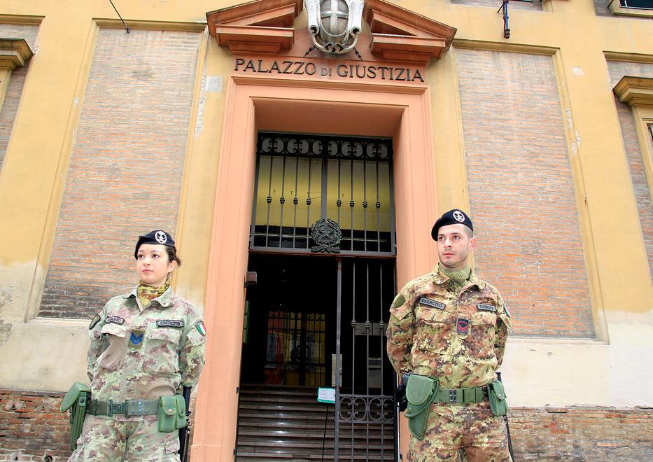 Modena, picchia cliente e le toglie porta e inferriate 
